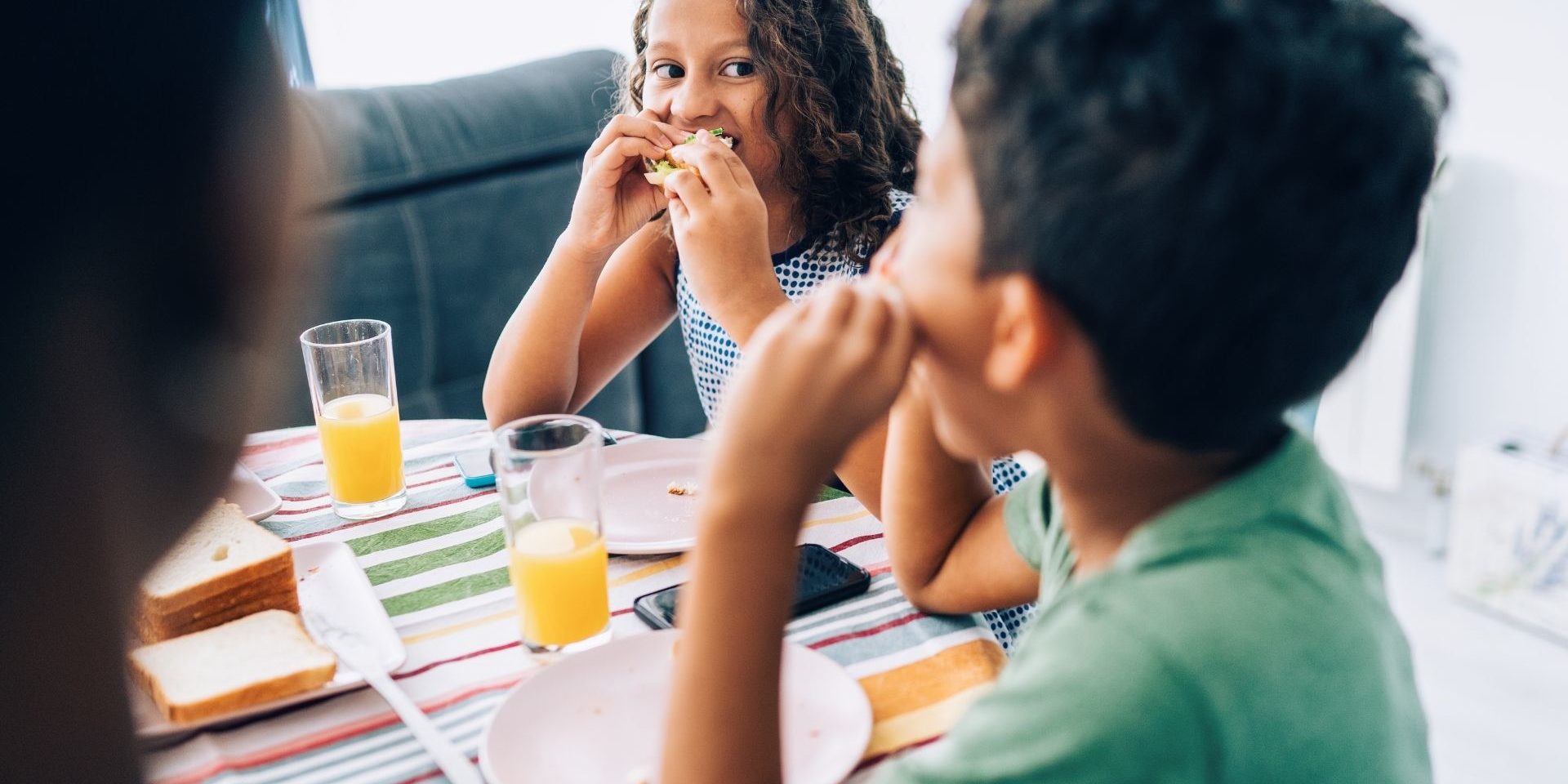 children eating lunch