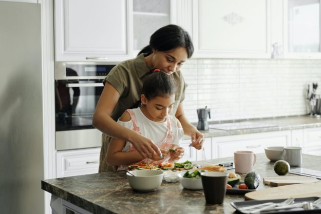 pexels-august-de-richelieu-4259707 parent and child cooking