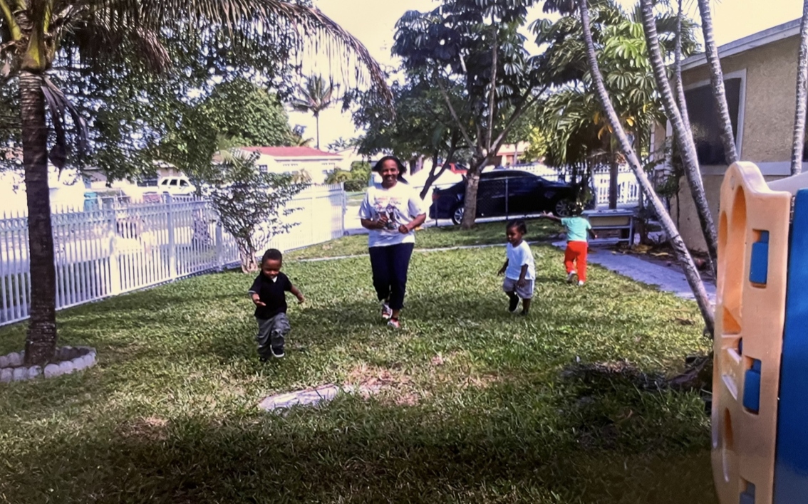 familly-in-font-yard Family in front yard